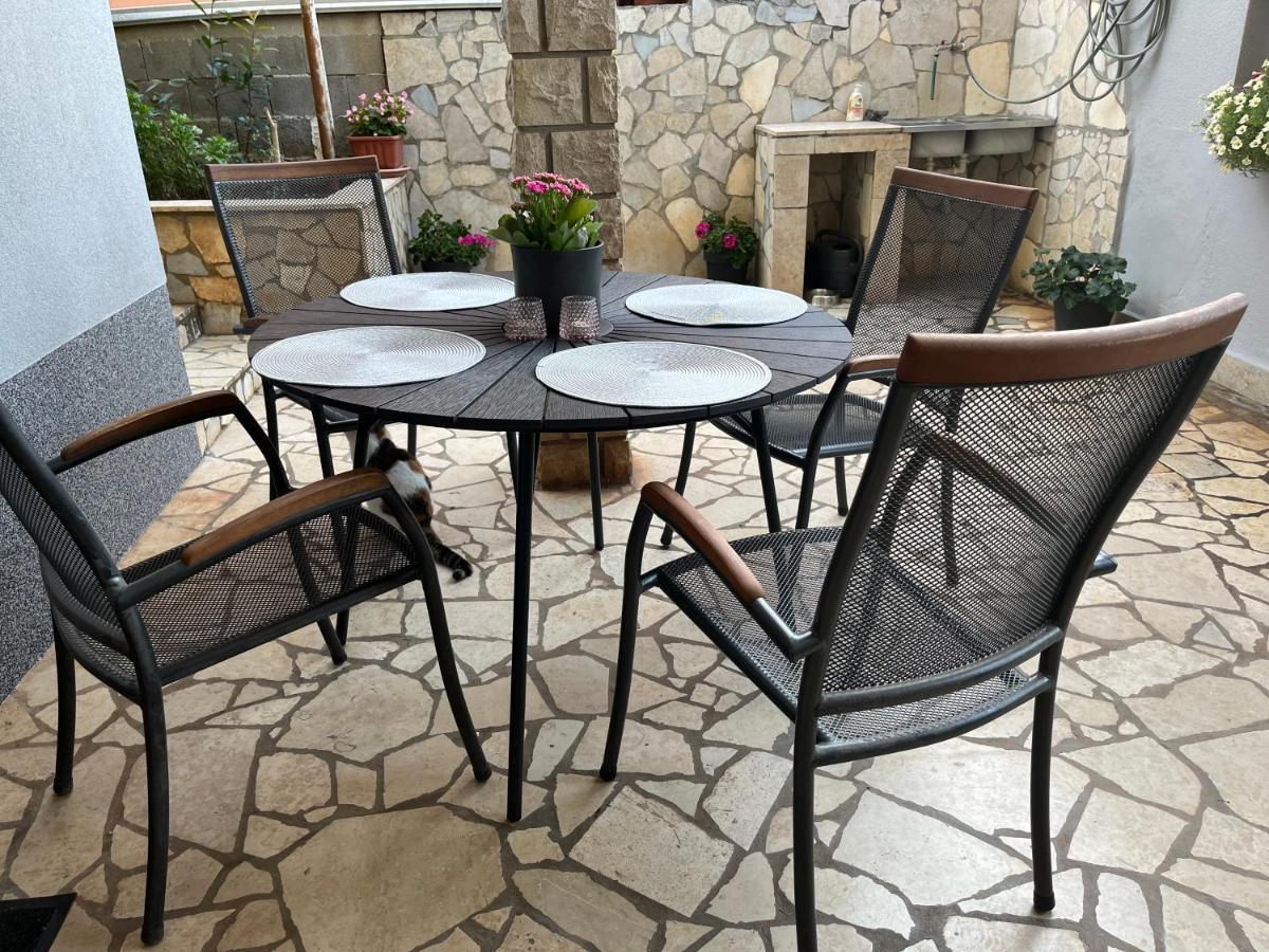 Apartment A & N With Free Private Parking Pula Exterior foto