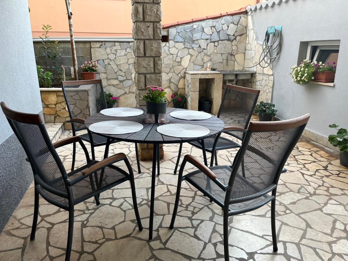 Apartment A & N With Free Private Parking Pula Exterior foto